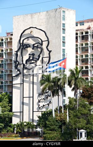 Ministerium für Inneres, mit einer Eisen-Wandbild ches Gesichts auf der Plaza De La Revolution, eine kubanische Flagge flyingHavana Stockfoto