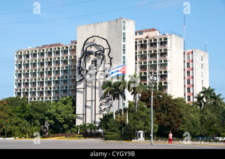 Ministerium für Inneres, mit einer Eisen-Wandbild ches Gesichts auf der Plaza De La Revolution, mit einem kubanischen Flagge fliegen, Stockfoto