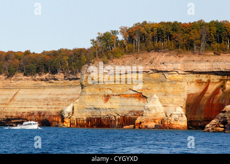 Tour-Bootsfahrten am Pictured Rocks National Lakeshore Stockfoto