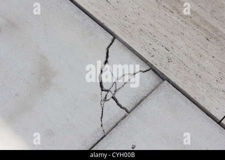 Gebrochen und unebenen Pflastersteine geknackt. Hafen von Malaga Spanien Stockfoto