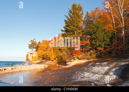 Wasserfall an der Mündung des Flusses Kapelle mit Kapelle Rock im Hintergrund. Pictured Rocks National Lakeshore Stockfoto