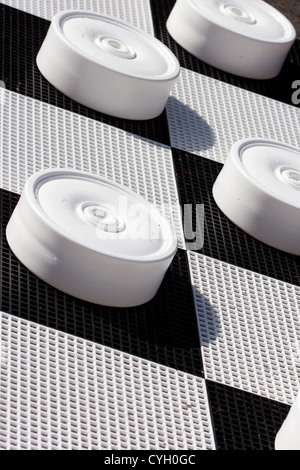 Spielsteine im Freien in der Sonne Salisbury England UK Stockfoto
