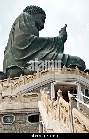 Tian Tan Buddha auf Lotus-Thron, Lantau Island, Hong Kong Stockfoto