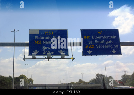 Südafrikanische Verkehrszeichen, Soweto und Bloemfontein. Stockfoto