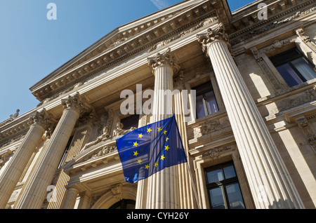 Stein-Fassade der alten Börse Brüssel mit EU-Flagge Stockfoto