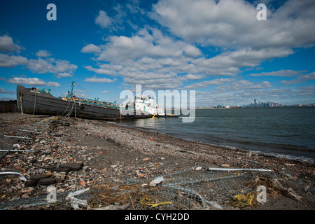 Die John B. Caddell ist am Ufer des Viertels Stapleton von Staten Island geerdeten gesehen. Stockfoto