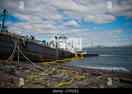 Die John B. Caddell ist am Ufer des Viertels Stapleton von Staten Island geerdeten gesehen. Stockfoto