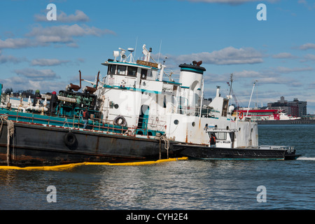 Die John B. Caddell ist am Ufer des Viertels Stapleton von Staten Island geerdeten gesehen. Stockfoto