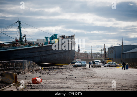 Die John B. Caddell ist am Ufer des Viertels Stapleton von Staten Island geerdeten gesehen. Stockfoto