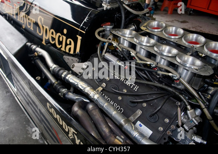 Der Ford Cosworth V8-Motor von einem John Player Special gesponsert historische Rennwagen. Stockfoto