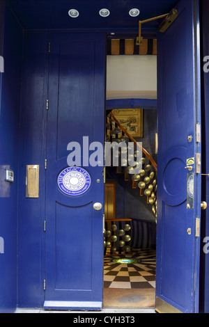 Der Magic Circle-Büro im Bereich Euston London, hier zu sehen ist der Haupteingang und ziemlich funky Foyer. Stockfoto