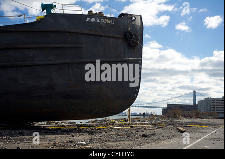 Die John B. Caddell geerdet am Ufer des Viertels Stapleton von Staten Island Stockfoto