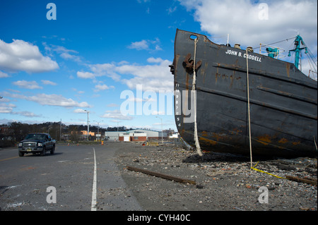 Die John B. Caddell geerdet am Ufer des Viertels Stapleton von Staten Island Stockfoto