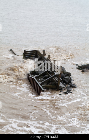 Holz-Wellenbrecher. Abschnitt an einem kritischen Punkt der großen Umbrüche und Verschiebung von Stärke und Kraft der Wellen von Nordsee. Stockfoto