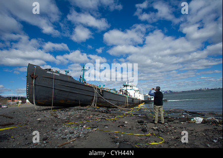 Die John B. Caddell geerdet am Ufer des Viertels Stapleton von Staten Island Stockfoto