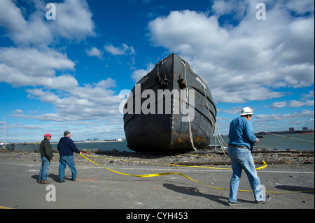 Die John B. Caddell geerdet am Ufer des Viertels Stapleton von Staten Island Stockfoto