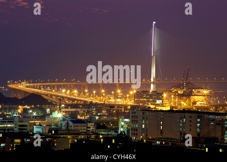 Ansicht von Stonecutters Bridge gesehen von Sham Shui Po, Kowloon, Hong Kong, Kowloon Stockfoto