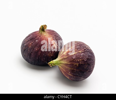 Zwei frische Feigen auf weißem Hintergrund Stockfoto