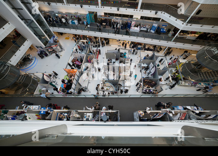 Panoramablick am Hastings Ausstellung lassen Sie uns gemeinsam Geschäfte am Sussex Coast College, England, Großbritannien Stockfoto