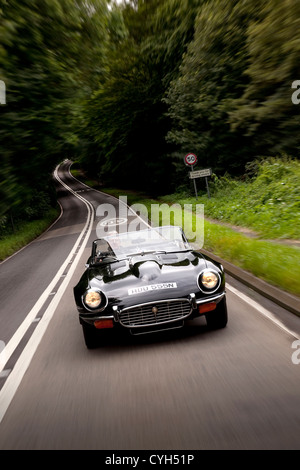 1974 Jaguar E Typ letztes Auto produziert ein Cabrio V12 englischen Landstraße befahren Stockfoto