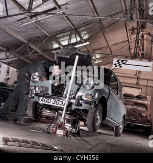 Mechaniker arbeiten an einem Oldtimer Riley Elf in seiner Werkstatt Stockfoto