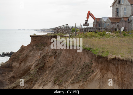 Happisburgh Küste. Norfolk. England. Erosion der Felsen und in der Folge, Häuser mit Ownersin, progressiven Rückzug. Stockfoto