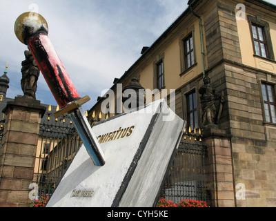 Das steinerne Denkmal der einen Dolch durch die Bibel steht vor Fulda Dom in Fulda, Deutschland. Stockfoto