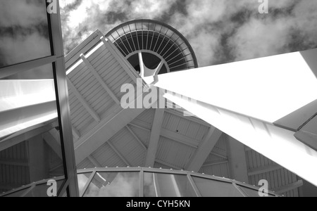 Ein Bild von der Space Needle in Seattle an einen in der Nähe von vertikale Perspektive, einen kreative Auszug aus das Wahrzeichen der Stadt zu produzieren. Stockfoto