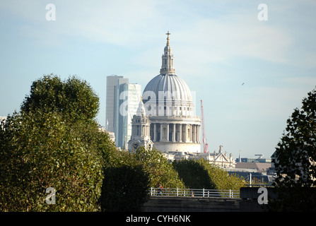 Blick auf St. Pauls Cathedral von Hungerford Fußgängerbrücke auf der anderen Straßenseite von Embankment Underground. Stockfoto