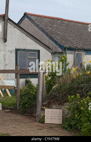 Happisburgh. Beach Road. Nicht geräumt noch. Bewohners handschriftliche Zeichen durch Tor zurückgetreten. Nächsten Aufenthalt abgerissen werden. Stockfoto