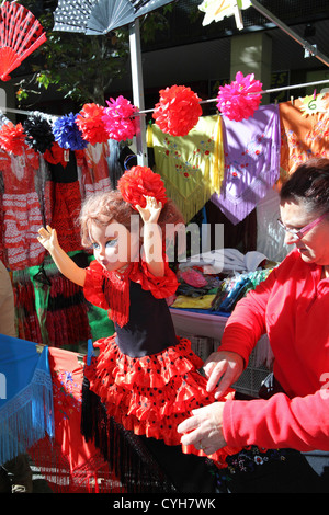 Puppe gekleidet als Flamenco-Tänzerin, Straße Marktstand, El Rastro Sonntagsmarkt, Madrid, Spanien Stockfoto