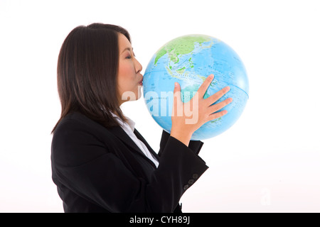 asiatische Geschäftsfrau mit Globus Stockfoto