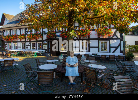 Hotel und Restaurant Schuette, Oberkirchener, einem Dorf im Sauerland, einer Region im Nord-Westen Deutschlands. Stockfoto