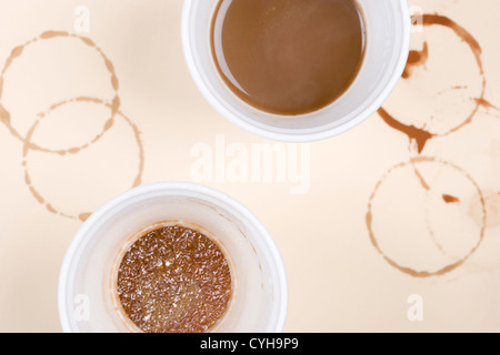 Kaffeetassen und Kaffee-Ringe auf Tischplatte, Draufsicht Stockfoto