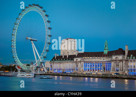 Dämmerung am London Eye entlang Fluß Themse, London, England, UK