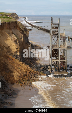 Klippe Gesicht Erosion, Zerstörung durch Umbrüche und Verschiebung von Kraft und macht der Nordsee gemacht. Happisburgh. Norfolk. Stockfoto