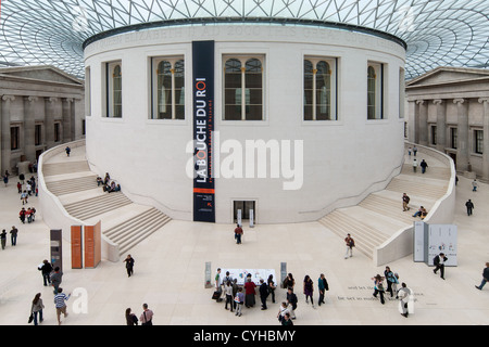 Menschen besuchen das British Museum am 29. April 2007 in London. Stockfoto