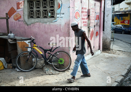 Ein Mann an einer Straßenecke, Altstadt, Mombasa, Kenia, Ostafrika. 2009. Foto: Stuart Boulton/Alamy Stockfoto