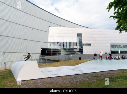 Teenager Skateboarden auf Rampe vor Museum of Contemporary Art Kiasma in Helsinki, Finnland Stockfoto