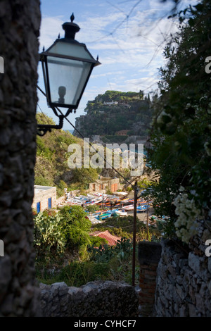 Blick nach unten in einer kleinen Bucht in Taormina, Sizilien, Italien Stockfoto