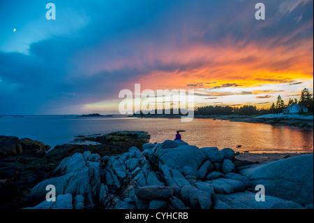 Sonnenuntergang auf dem felsigen Gelände von Deer Isle, Maine Stockfoto