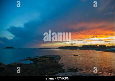 Sonnenuntergang auf dem felsigen Gelände von Deer Isle, Maine Stockfoto