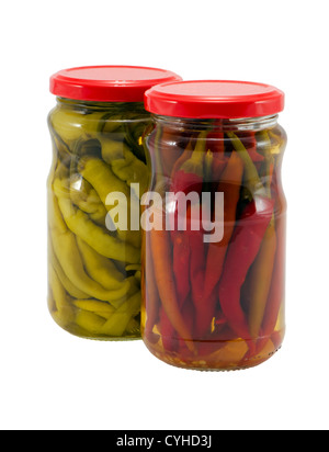 Ecologic Chili Paprika Paprika im Glas Töpfe isoliert auf weißem Hintergrund erhalten. Gesunde natürliche Lebensmittel. Ressource für den winter Stockfoto