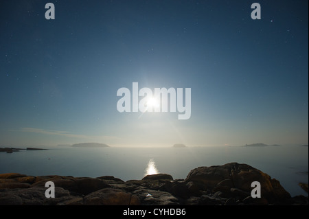 Sonnenuntergang auf dem felsigen Gelände von Deer Isle, Maine Stockfoto