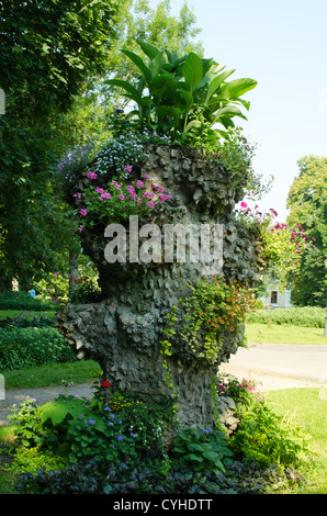 Schöne Retro-Park konkrete hohen Blumentopf und verschiedenen Blumen drin. Stockfoto