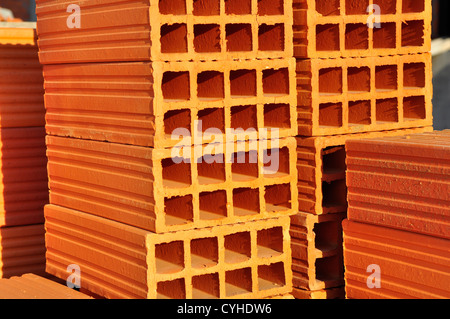 Haufen von orange Ziegel verwendet, um Wände zu bauen Stockfoto