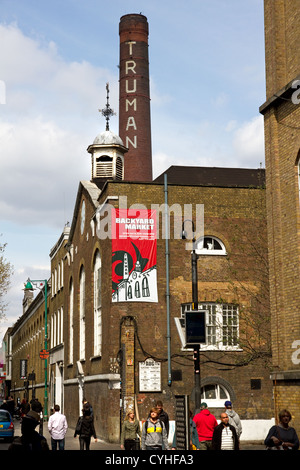 Hinterhof-Markt, der Old Truman Brewery, Brick Lane, Spitalfields, East End, London, England, UK Stockfoto