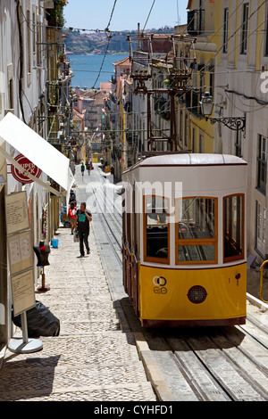 Straßenbahn auf Elevador da Bica, Rua da Bica, zentral-Lissabon, Portugal Stockfoto
