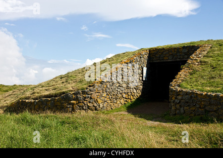 Barclodiad y Gawres Bestattung Kammer (Neolithikum), in der Nähe von Rhosneigr, Anglesey, Wales, UK Stockfoto