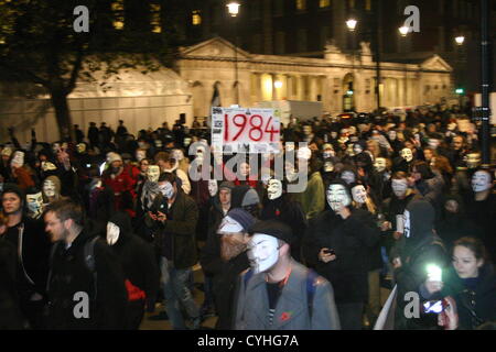 London, UK. Anonyme UK Demonstranten marschieren obwohl Whitehall für 5. November 2012 Budget zu protestieren schneidet. Stockfoto